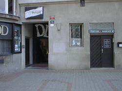 St�vaj�c� slu�ebn� vchod se stane hlavn�m vchodem do Dejvick�ho divadla.