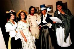 Protagonisté muzikálu Babička. Zleva Ilona Vozničková (Viktorka); Hana Postránecká ml. (Barunka); Richard Pachman (černý voják); Heidi Janků ( kněžna) a Hana Talpová (babička).