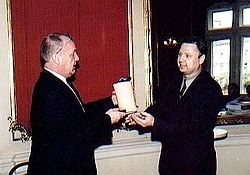 D. Dvok (zleva) a J. Meszros pi pedvn ceny (Foto J. Kar)