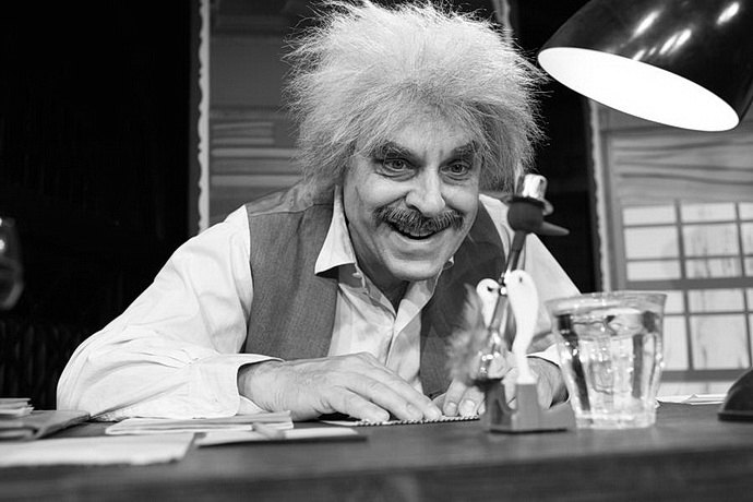 Miroslav Táborský (Albert Einstein) v inscenaci Relativita