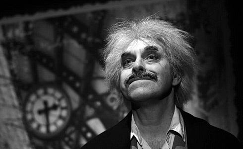 Miroslav Táborský (Albert Einstein) v inscenaci Relativita