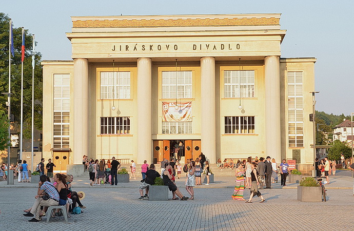 Jirskovo divadlo (Zdroj: www.jiraskuvhronov.eu) 