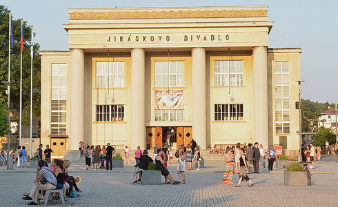 Jirskovo divadlo (Zdroj: www.jiraskuvhronov.eu) 