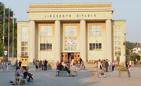 Jiráskovo divadlo (Zdroj: www.jiraskuvhronov.eu)