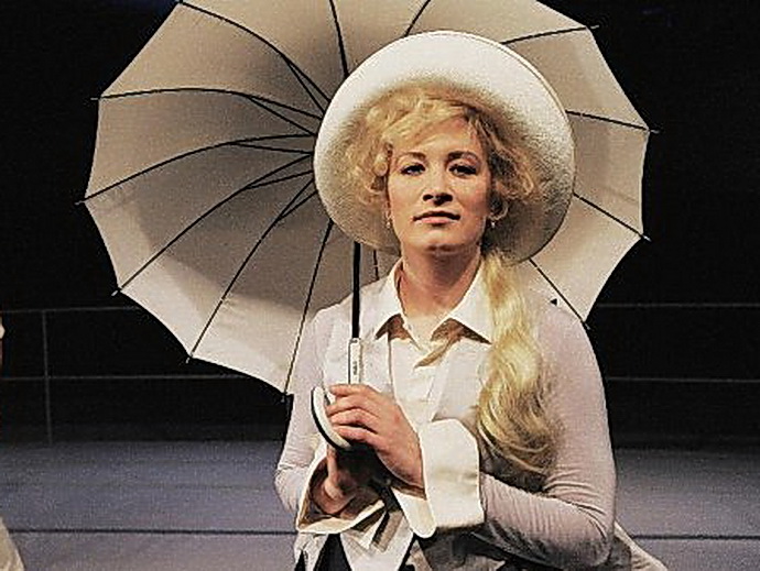 Helena Dvořáková jako Ysé v inscenaci Polední úděl