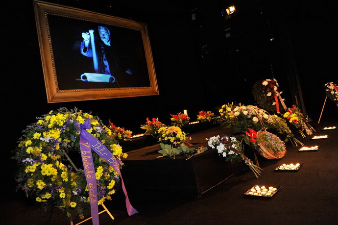 V Divadle ABC prob�hlo posledn� rozlou�en� s Vladim�rem �ech