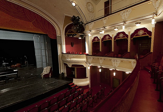 Vchodoesk divadlo Pardubice (interir)