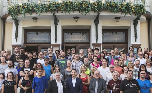 Společná fotografie zaměstnanců před budovou divadla