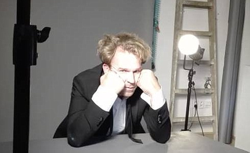 Stanislav Majer při focení plakátu k inscenaci Konzervativec