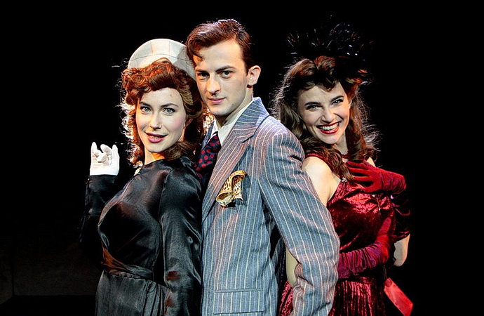 Zkouška kostýmů pro hru Zítra swing bude zníti všude