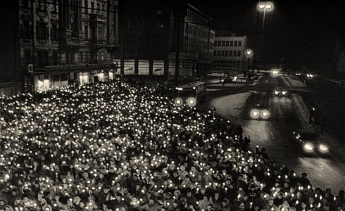 Náměstí Republiky před divadlem po 17. listopadu 1989