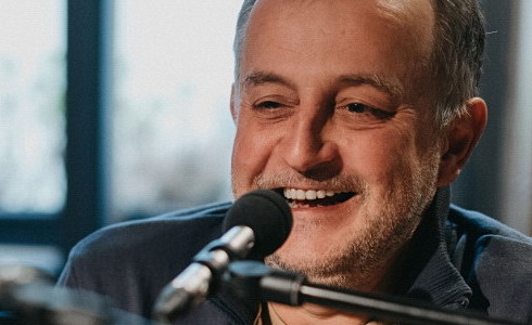 Jakub Špalek při vysílání Rádia Kašpar