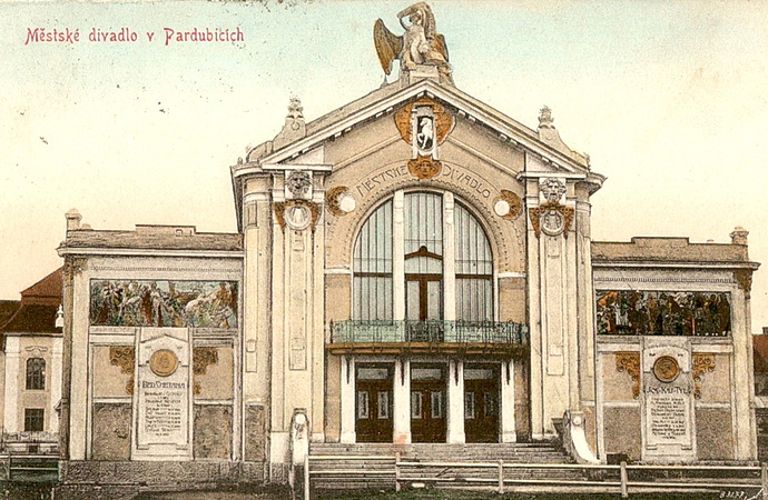 Městské divadlo v Pardubice na dobové pohlednici