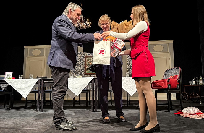 Pan� Hraba�ov� p�i p�eb�r�n� d�rk� z rukou �editele Dohnala