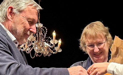 Pan Hrabaov pi pebrn drk z rukou editele Dohnala