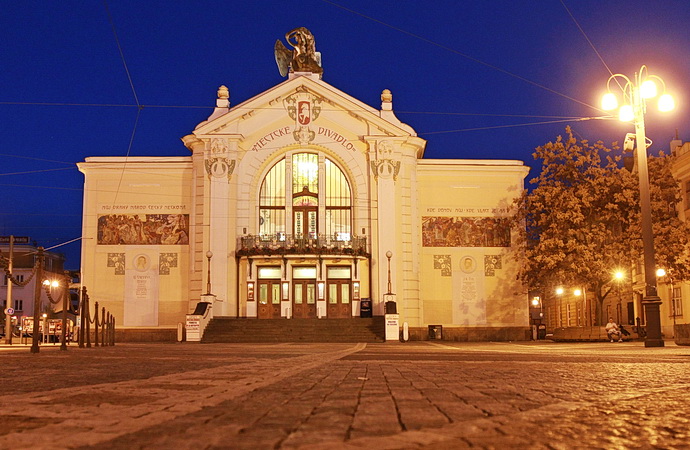 V�chodo�esk� divadlo Pardubice