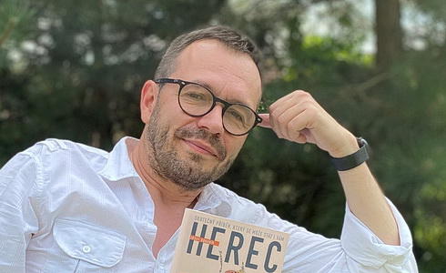 Josef Kubáník s knihou Herec (Foto: Jaroslav Jiřička)