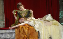 Barbora Munzarov (Emlie) a Zuzana Vejvodov (Desdemona)