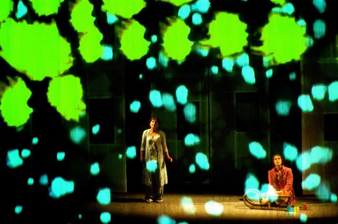 Z inscenace Po hladinou ticha (Divadlo Minor)