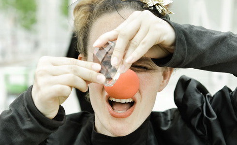 Adéla Laštovková Stodolová v inscenaci Joke Killers