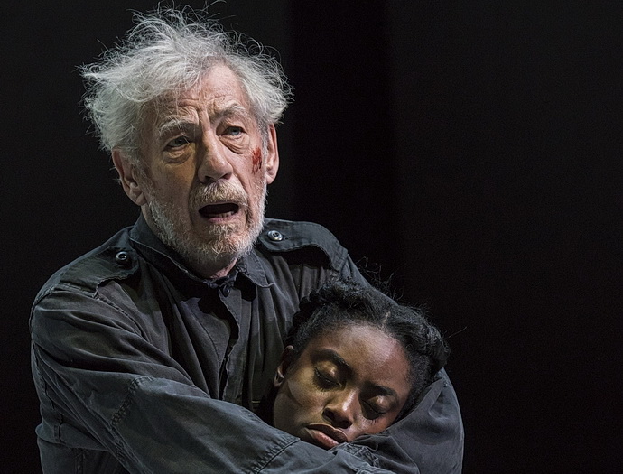 Ian McKellen a Anita-Joy Uwajeh (Foto: Johan Persson)