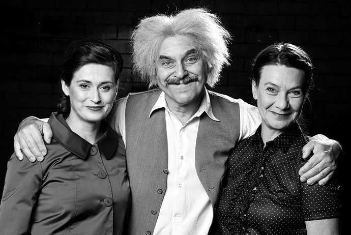 L. Štěpánková, M. Táborský a K. Táborská (Relativita)