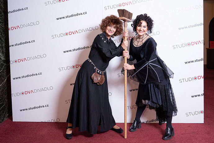 Petra Černocká a Vendula Příhodová (Saxana)