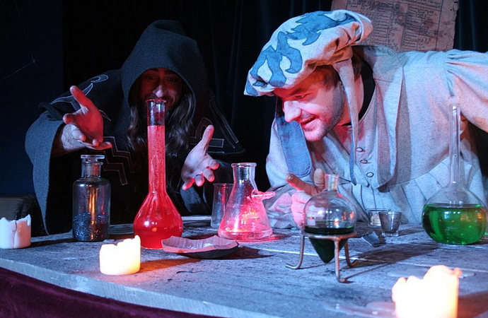 Oživlá laboratoř (alchymistická show)