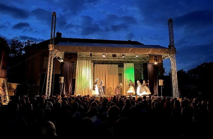 Open-air představení v zahradě kláštera Broumov