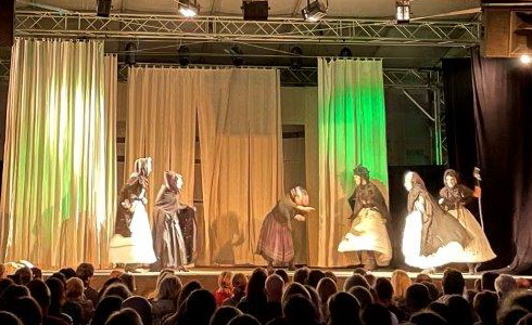 Open-air představení v zahradě kláštera Broumov