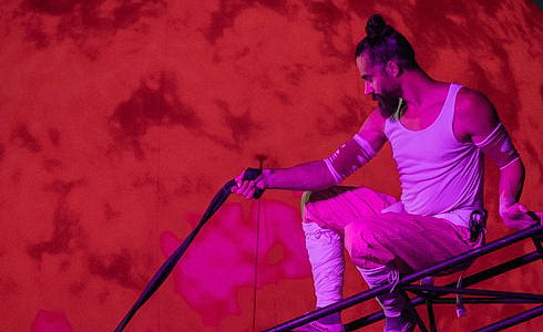 Mezi svty (V.O.S.A. Theatre)