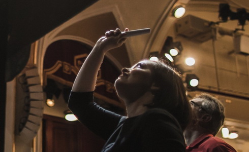 Z�jemci o divadeln� z�kulis� na jevi�ti V�D 