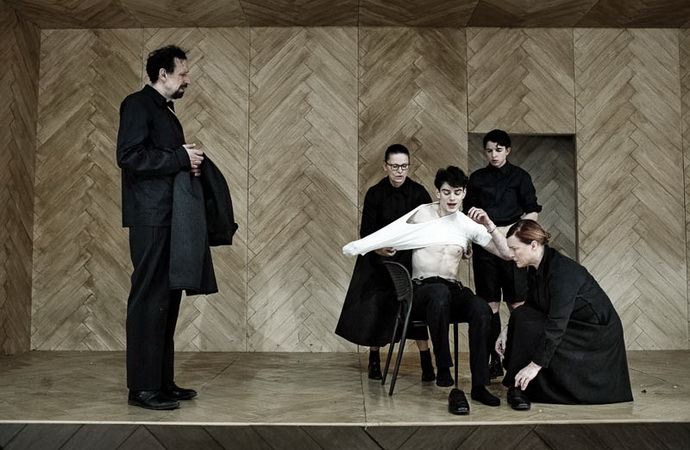 Slu�ebnictvo (Dejvick� divadlo)