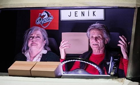 R. Chvalov�, L. Mecerodov� a M. Mejzl�k (Kur�r m� zpo�d�n�) 