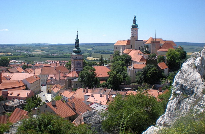 Pohled na Mikulov (Zdroj: www.Divadlo.cz)