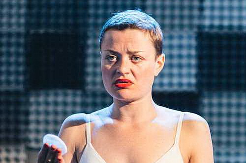 Erika Stárková v inscenaci Small Town Boy