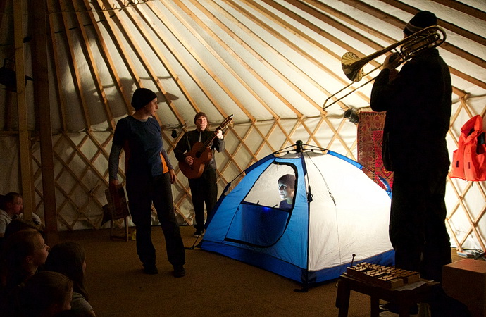 Přicházíme z daleka