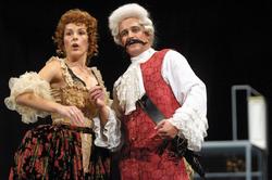 Baron Pril (Milan Hlouek) a opern diva (Tereza Chytilov) (Foto archiv divadla)