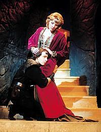 Z. Studénková (Královna) a J. Ledecký (Hamlet) (Foto archiv divadla Kalich)