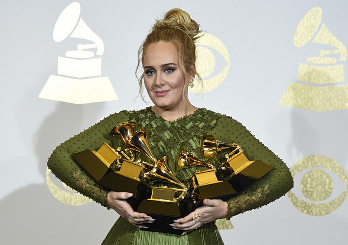 Adele při vyhlášení amerických Grammy 2017