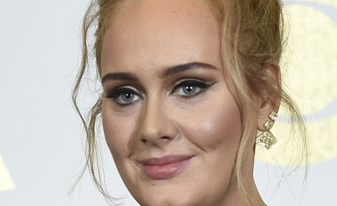 Adele při vyhlášení amerických Grammy 2017
