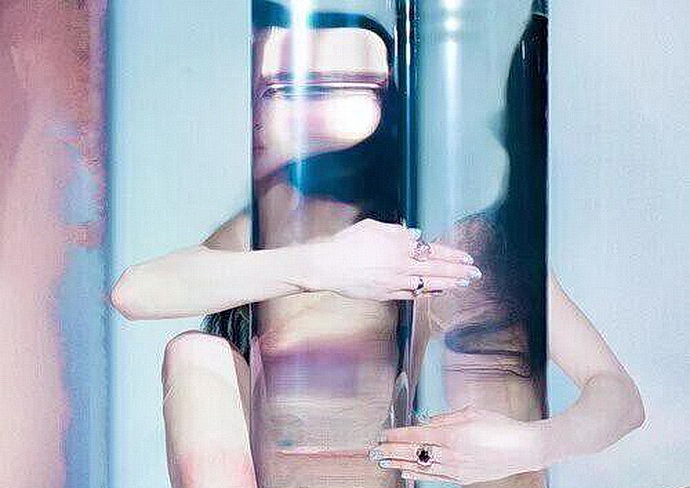 Poppy na p�ebalu alba Empty Hands