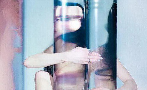 Poppy na p�ebalu alba Empty Hands