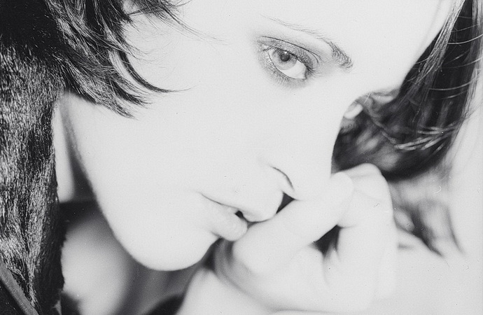 Monika Na�eva na p�ebale alba Nebe je rud�