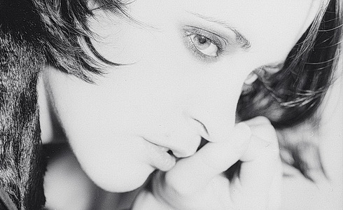 Monika Na�eva na p�ebale alba Nebe je rud�