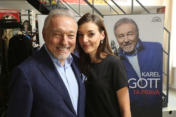 Karel Gott a Dasha (Zdroj: Supraphon)