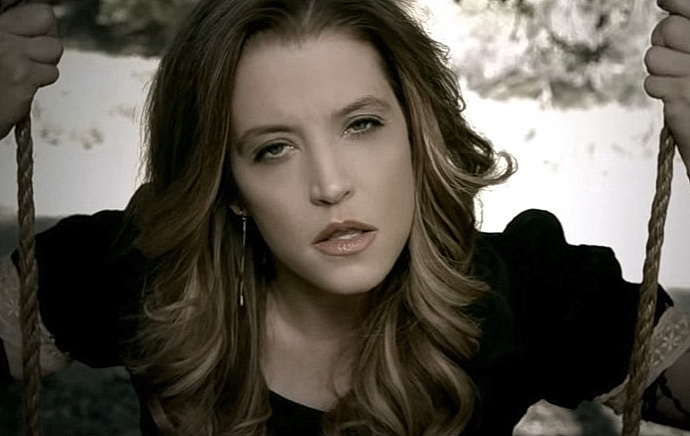 Lisa Marie Presley v klipu You Ain't Seen Nothin' Yet