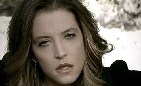 Lisa Marie Presley v klipu You Ain't Seen Nothin' Yet