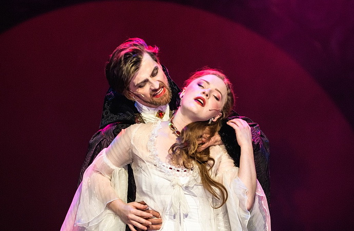 Jozef Hruškoci, Natálie Dvořáková (Dracula)