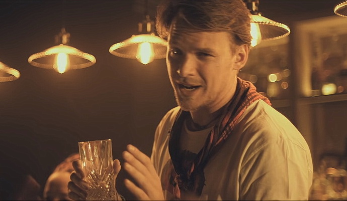 Vojta Dyk v klipu Alkoholická